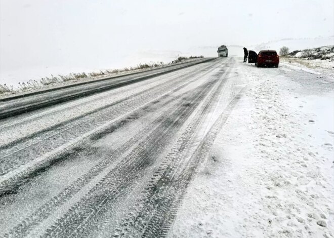 Ardahan’da Kar ve Buzlanma Nedeniyle Araçlar Yolda Kaldı